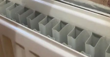 Przyłóż do kaloryfera i włącz. Będzie oddawał więcej ciepła