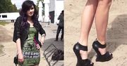 Lisowska w krótkiej sukience i dziwnych butach...