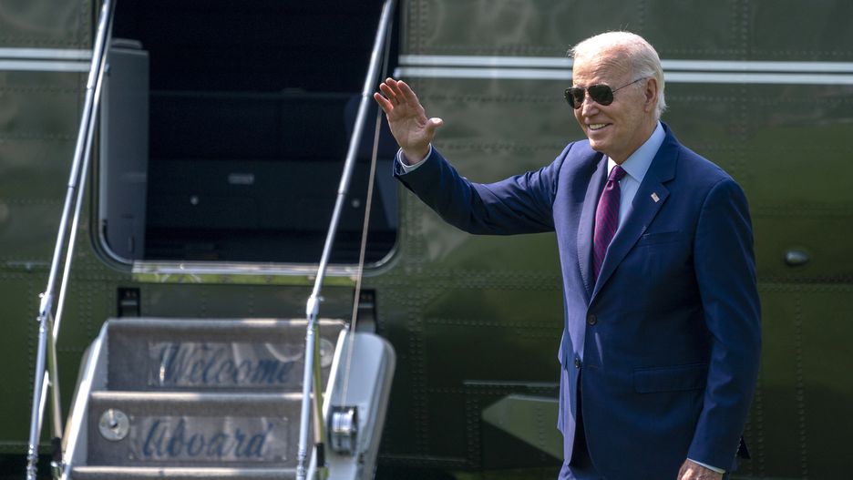 US President Joe Biden waves to supporters as he walks to board Marine One on the South Lawn of the White House in Washington, DC, USA, 28 July 2023. President Biden is traveling to Maine to deliver remarks on manufacturing and will then travel to Rehoboth Beach, Delaware for a week of vacation. EPA/SHAWN THEW Dostawca: PAP/EPA.