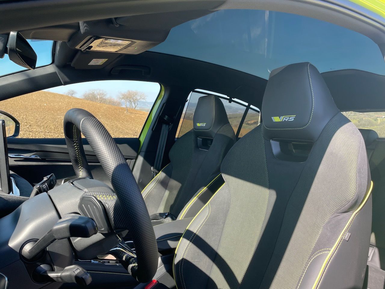 Szklany dach panoramiczny to standard w Skodzie Enyaq Coupe iV