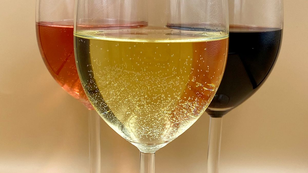 Regularne picie wina może doprowadzić do poważnych problemów z wątrobą.