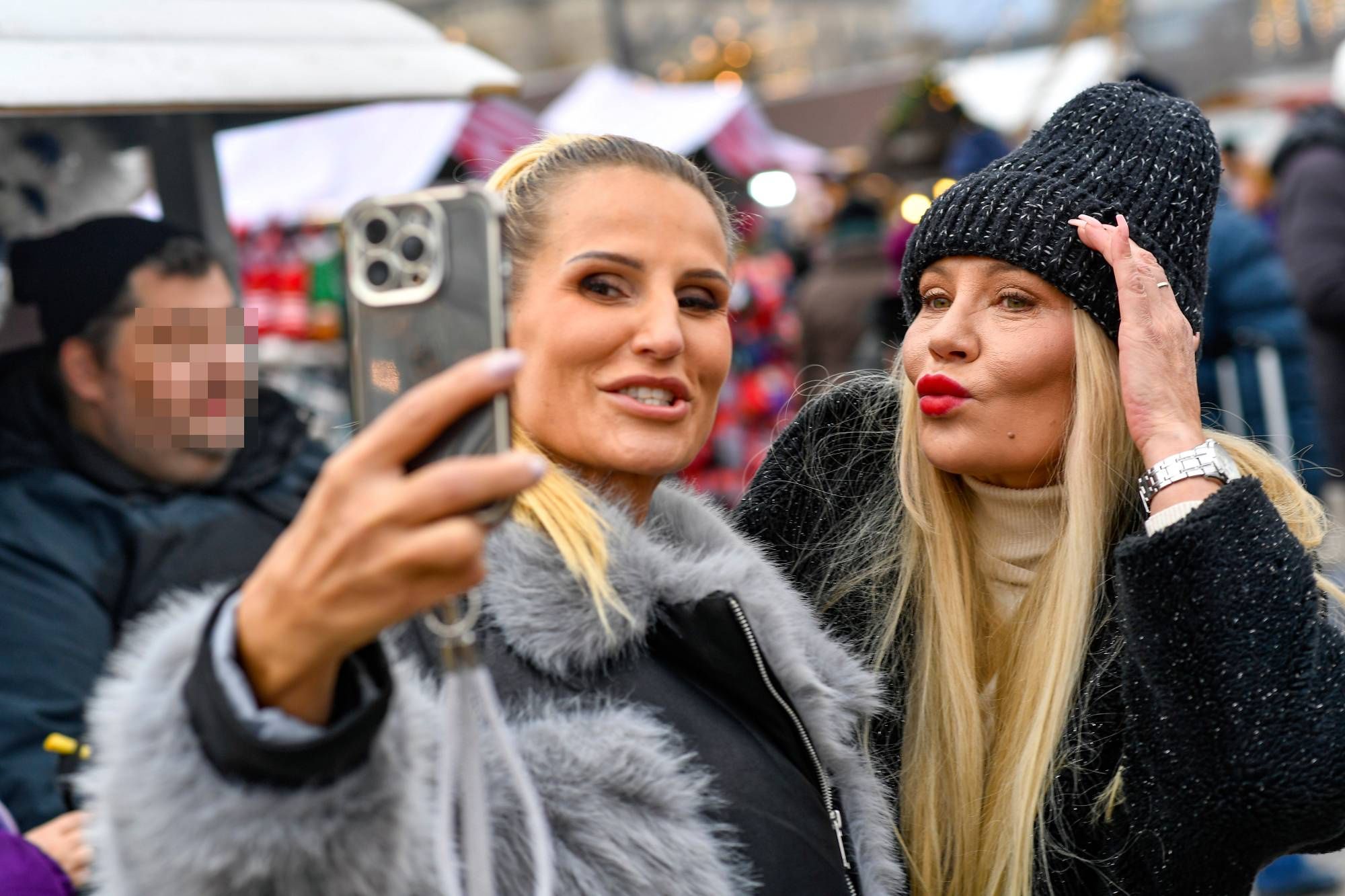 Dominika Tajner i Monika Jarosińska na jarmarku świątecznym