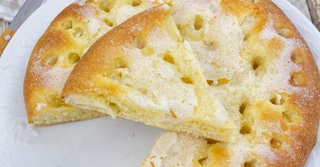 Robię w cieście dołki i wsypuję cukier. Francuski placek maślany bije na głowę drożdżówki