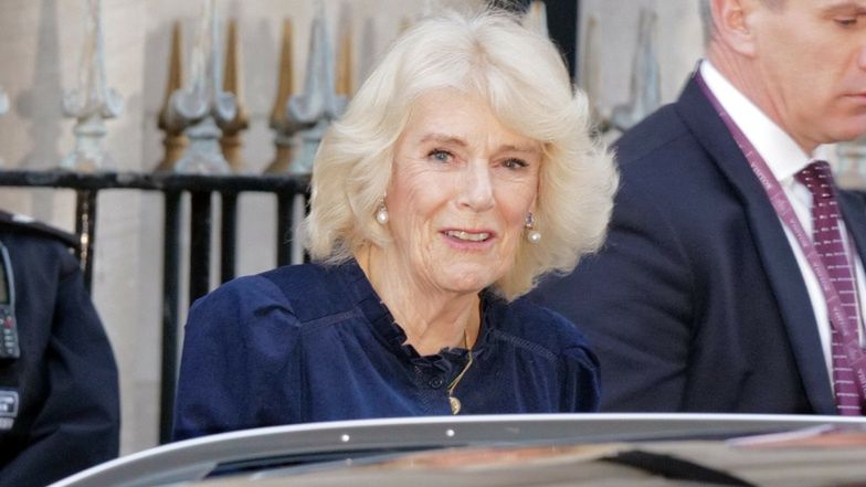 Królowa Camilla wychodzi ze szpitala, w którym operowano króla Karola