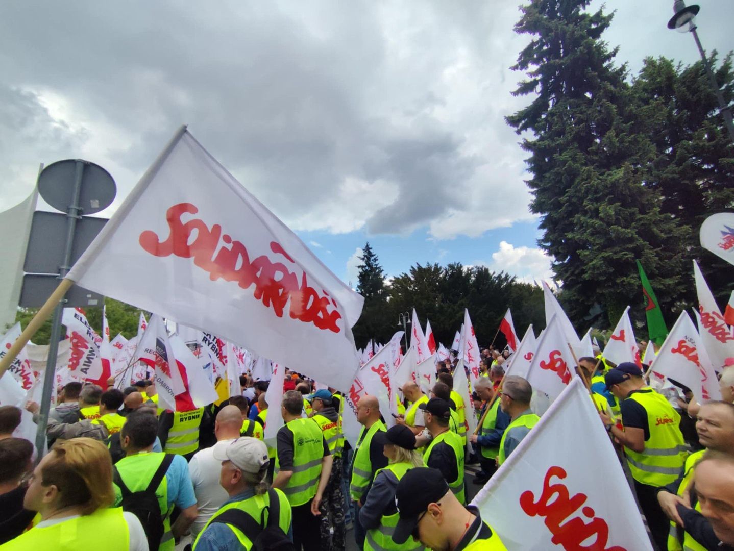 Wielka demonstracja hutnicza rozpoczęła się w środę (21 maja) o godz. 12 przed siedzibą Sejmu w Warszawie