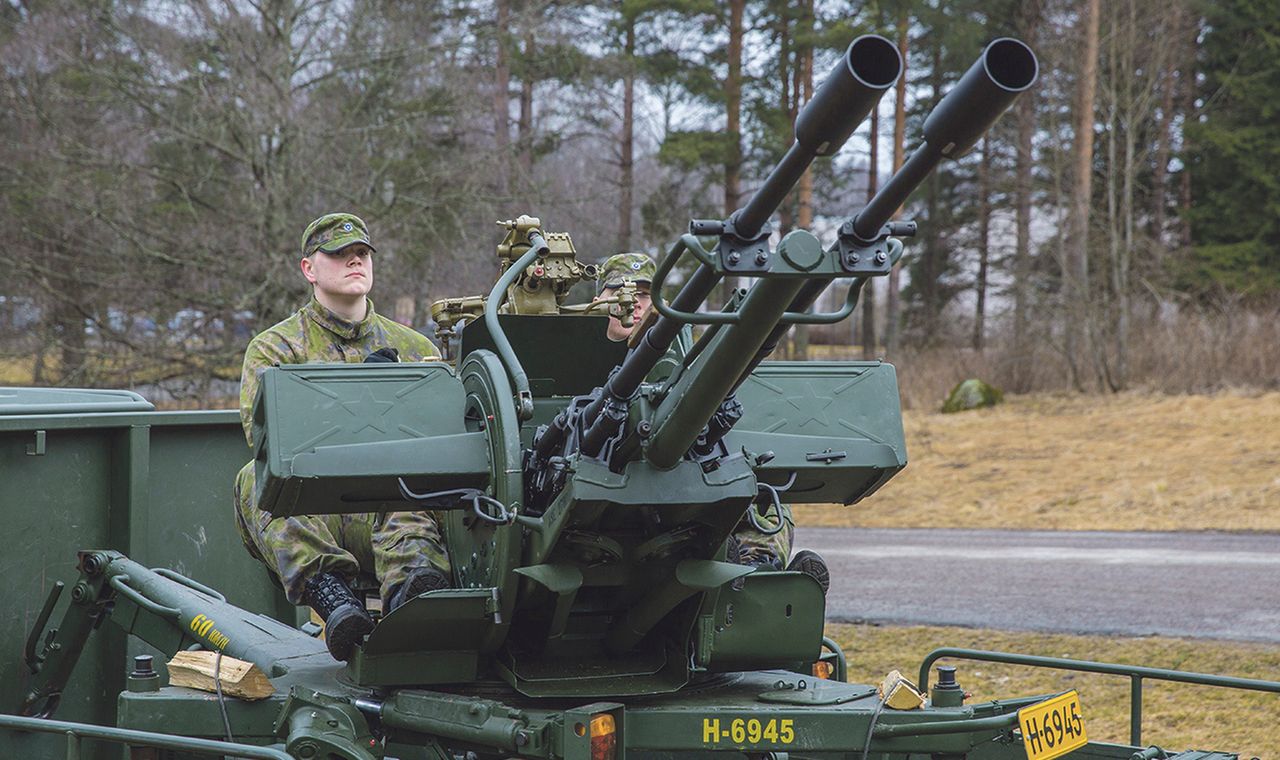 Fińscy żołnierze korzystający z działa przeciwlotniczego 23 ItK 61