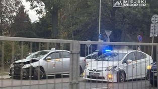 Warszawa: Zderzenie dwóch aut przewozu osób w dzielnicy Włochy