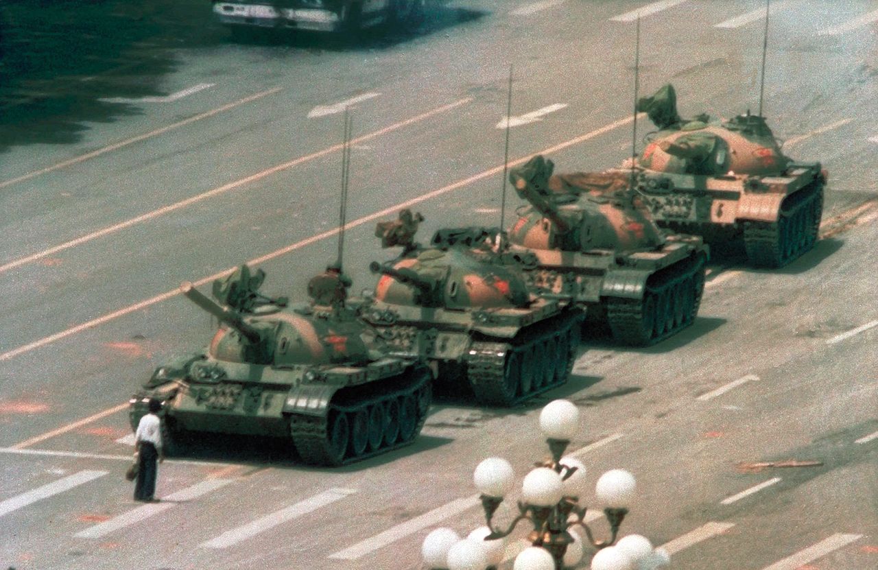 "Tank Man" - człowiek, który zatrzymał kolumnę czołgów dzień po masakrze na placu Tian’anmen