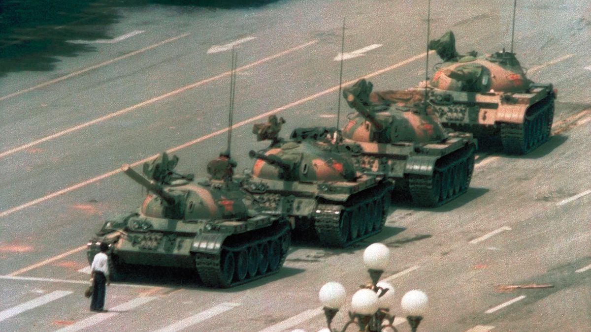 "Tank Man" - człowiek, który zatrzymał kolumnę czołgów dzień po masakrze na placu Tian’anmen 1