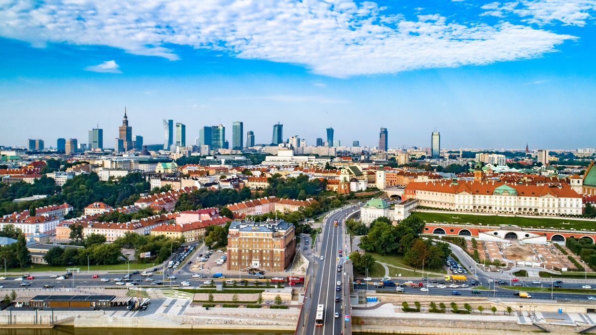 warszawa, centrum, panorama, stolica, polska, miasto, zamek królewski, arkady kubickiego, podwale, pkin, biurowce, wieżowce, bloki, ulice, krajobraz miasta, architektura, urbanistyka, drzewa, niebo, chmury, warsaw spire, cosmopolitan, nabrzeze, ruch uliczny, lato, relaks, horyzont