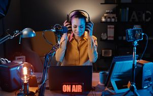 RMF FM dominuje w miastach, ale lokalni gracze wracają do gry. Najnowsze dane Radio Track (VIII 2025 – I 2026)