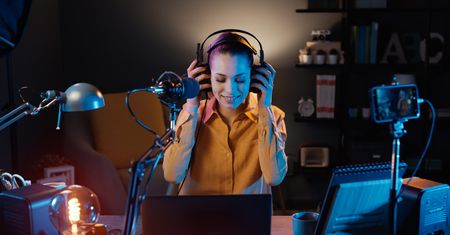 RMF FM dominuje w miastach, ale lokalni gracze wracają do gry. Najnowsze dane Radio Track (VIII 2025 – I 2026)