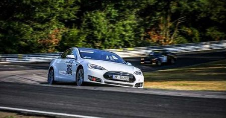 Tesla jedzie na Nürburgring. Spróbuje pobić rekord Porsche Taycan