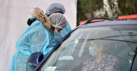 Piątkowy raport zakażeń. Prawie 18 tysięcy nowych przypadków