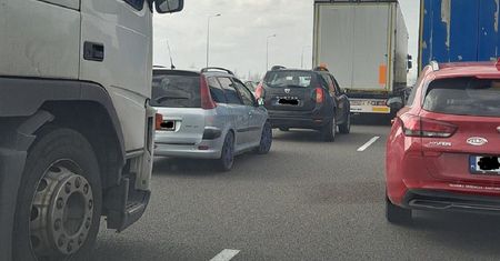 Pożar samochodu na drodze ekspresowej S17 pod Lublinem. Droga zablokowana, kierowcy utknęli w korku