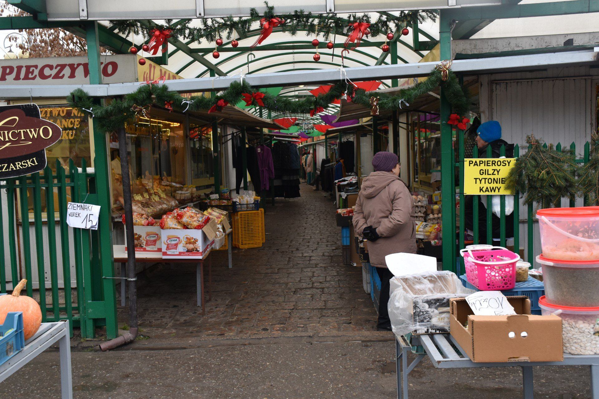 Część wiat i straganów na fragmencie od ulicy 3 maja została rozebrana, ale nie zniknął handel. Kupcy, którzy nadal prowadzą swoje stoiska przenieśli się na pozostałą część. W miejscu rozebranych wiat powstał parking.