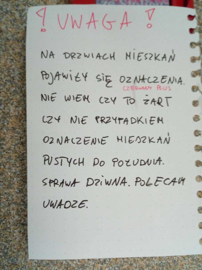 Ogłoszenie na klatce w jednym z bloków przy ul. Bolesława Prusa w Pruszkowie