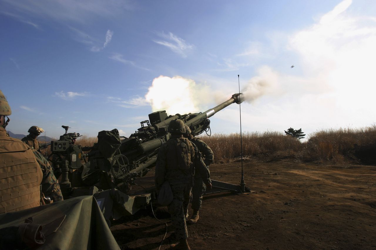 Amerykanie pokażą jak używać haubic. To kolejna forma wsparcia dla ukraińskiej armii - Haubica M777 