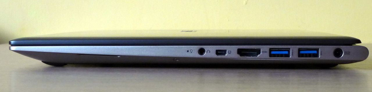 Asus Zenbook Prime UX32VD - ścianka prawa (audio, mini-VGA, HDMI, 2 x USB 3.0, zasilanie)