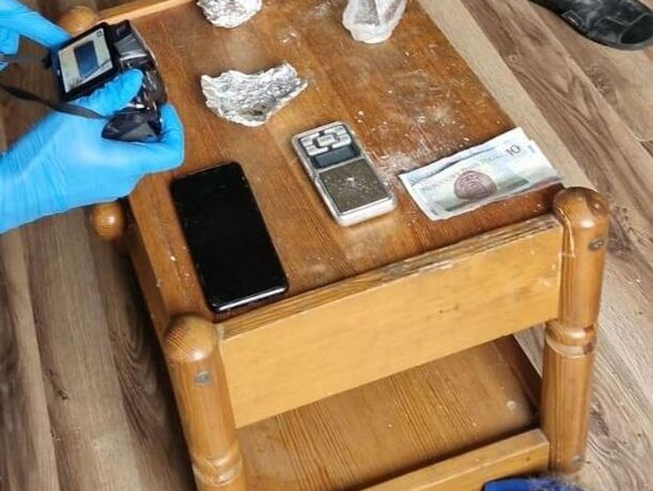 Prudnik: Narkotykowy stolik i poszukiwany mężczyzna w mieszkaniu