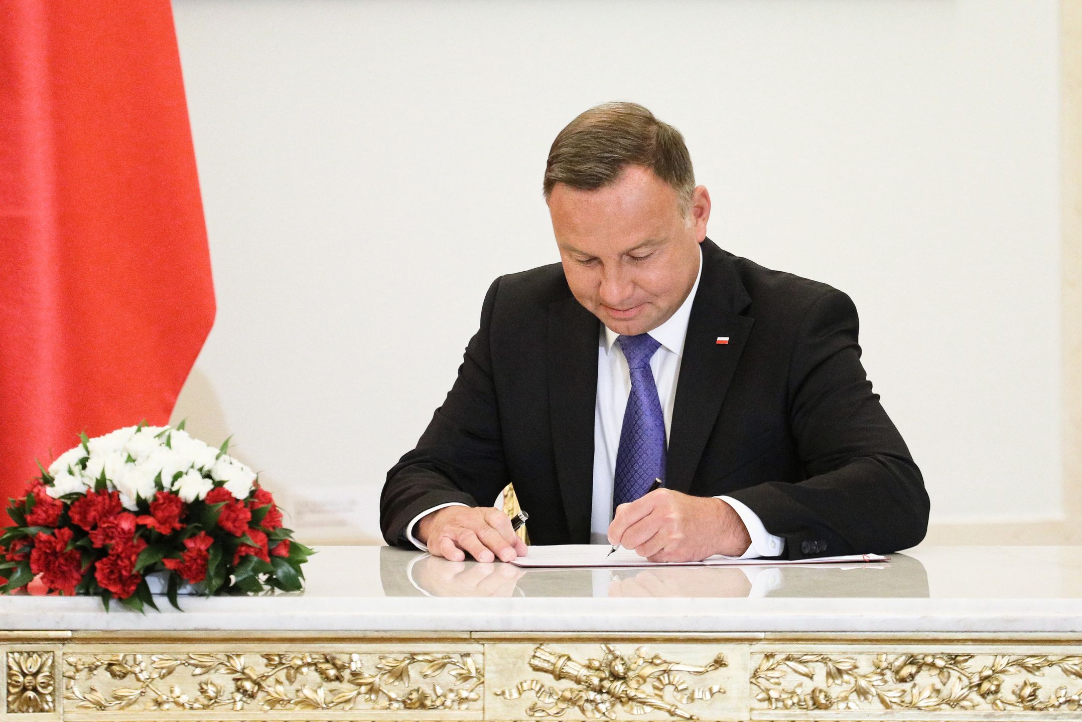 Andrzej Duda
Warszawa, 02.08.2019. Prezydent Andrzej Duda podczas uroczystego podpisania nowelizacji Kodeksu sp�ek handlowych, wprowadzaj�cej Prost� Sp�k� Akcyjn� (PSA), 2 bm. w Pa�acu Prezydenckim w Warszawie. PSA ma sprzyja� powstawaniu i pozyskiwaniu kapita�u przez start-upy. (mr) PAP/Pawe� Supernak
Pawe� Supernak
dokumenty, kodeks, nowelizacje, podpis, polityk, polityka, prezydent, sp�ki handlowe, ustawy, Andrzej Duda, kapita�, nowelizacja, podpisanie, pozyskiwanie, prezydent RP, Prosta Sp�ka Akcyjna, sp�ka handlowa, start-up