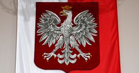 Znieważył godło tęczową koroną? Jest zawiadomienie