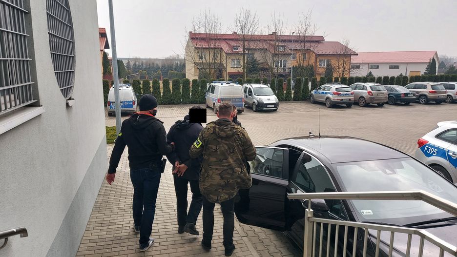 Paradyż. Atak na księdza. 47-latek usłyszał zarzut usiłowania zabójstwa (KPP Opoczno)