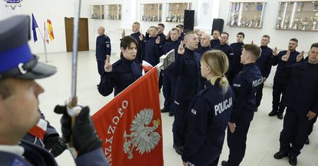 29 nowych policjantów złożyło w Lublinie ślubowanie. „Ślubuję służyć wiernie narodowi”. Zdjęcia z uroczystości