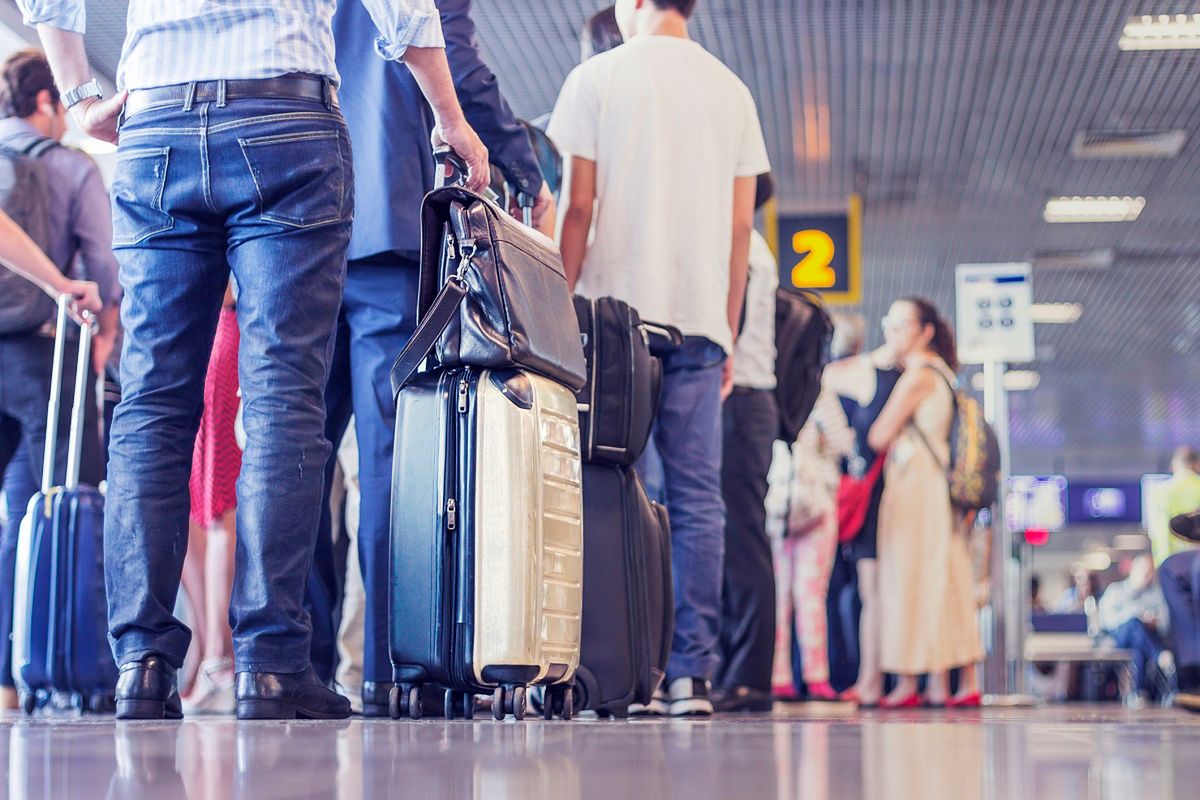 Ze smart bag nie wsiądziesz na pokład samolotów m.in. Ryanair i WizzAir. Fot. Getty Images