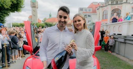 Rozentuzjazmowana Joanna Krupa pozuje z wielką butlą na regatach