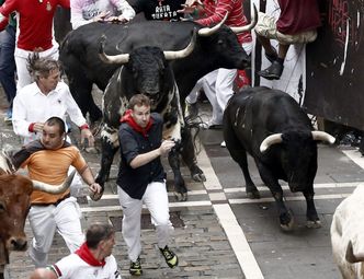 Gonitwy z bykami. W ostatniej ucieczce dwóch mężczyzn wziętych na rogi