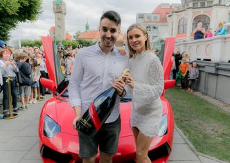 Rozentuzjazmowana Joanna Krupa pozuje z wielką butlą na regatach