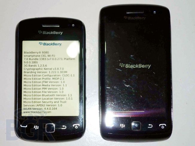 Nowy BlackBerry Curve 9380 po lewej (fot. BGR)