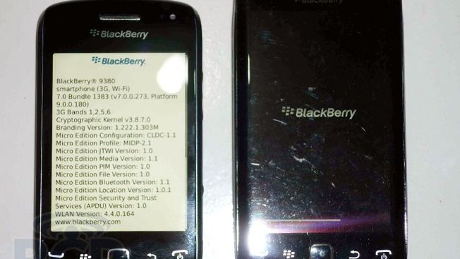 Nowy BlackBerry Curve Touch 9380 Orlando pozuje do zdjęć 1