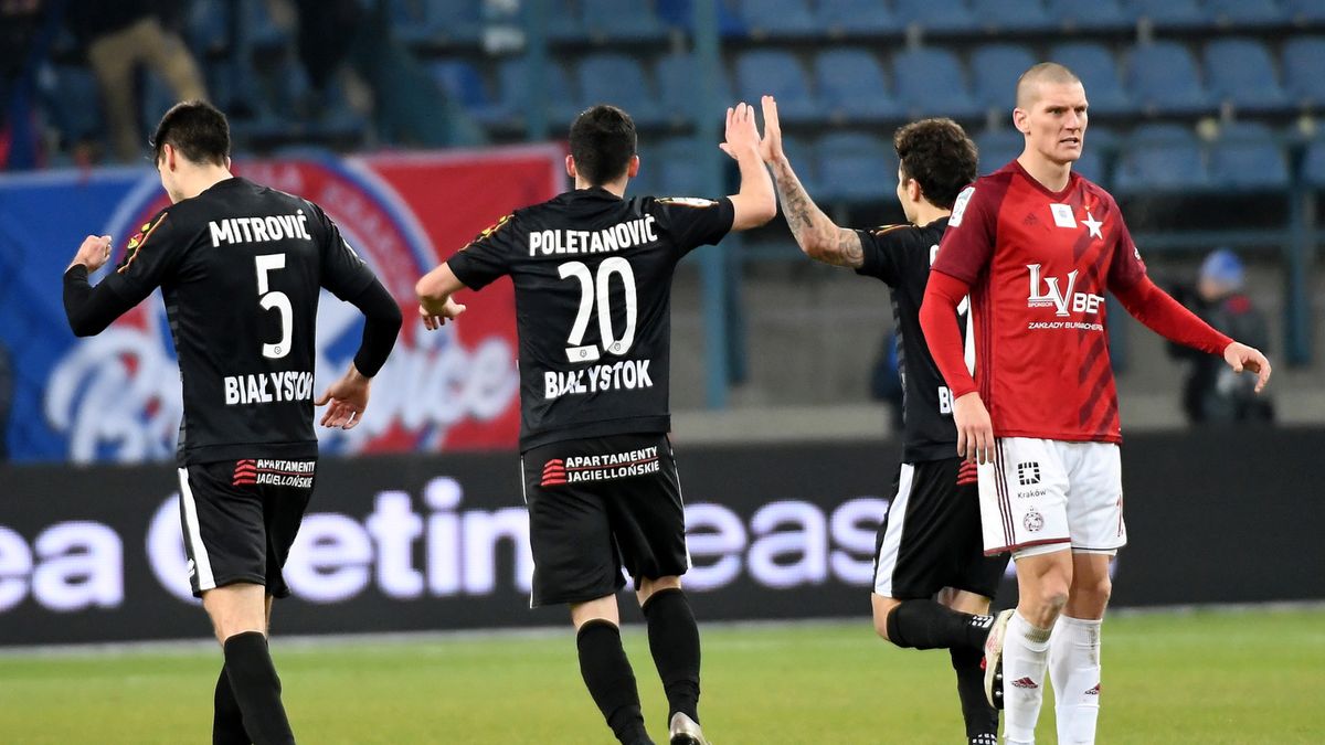Piłkarze Jagielloni (w czarnych koszulkach) cieszą się z bramki w meczu z Wisłą Kraków
