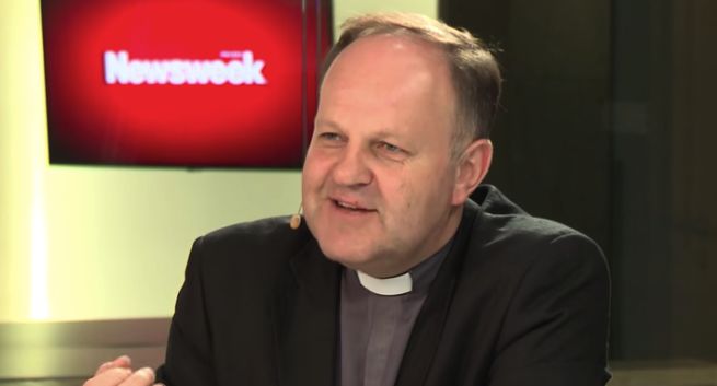 Ks. Kazimierz Sowa po 2 latach wraca do telewizji. Poprowadzi „Święte miejsca” w Travel Channel