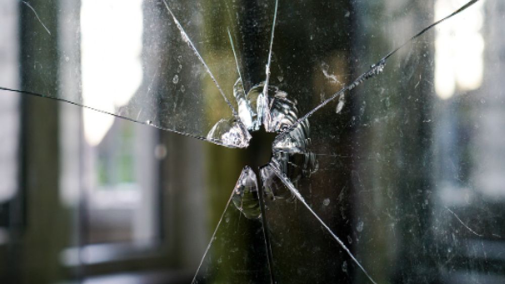 Nieznany sprawca przestrzelił szybę w domu mieszkalnym