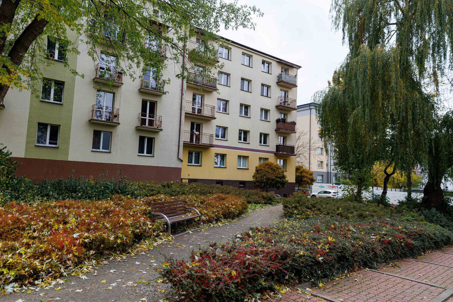 Skwer Anny Markowej piękny za dnia, wieczorami tonie w ciemnościach