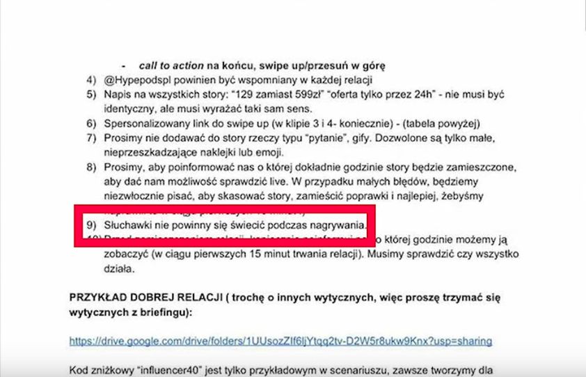 Revo wskazuje na punkt w instrukcjach dla influencerów