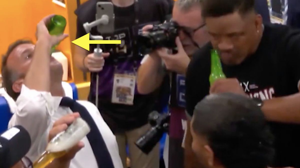 Twitter / CANAL+ RUGBY /  Emmanuel Macron pije piwo z zawodnikami