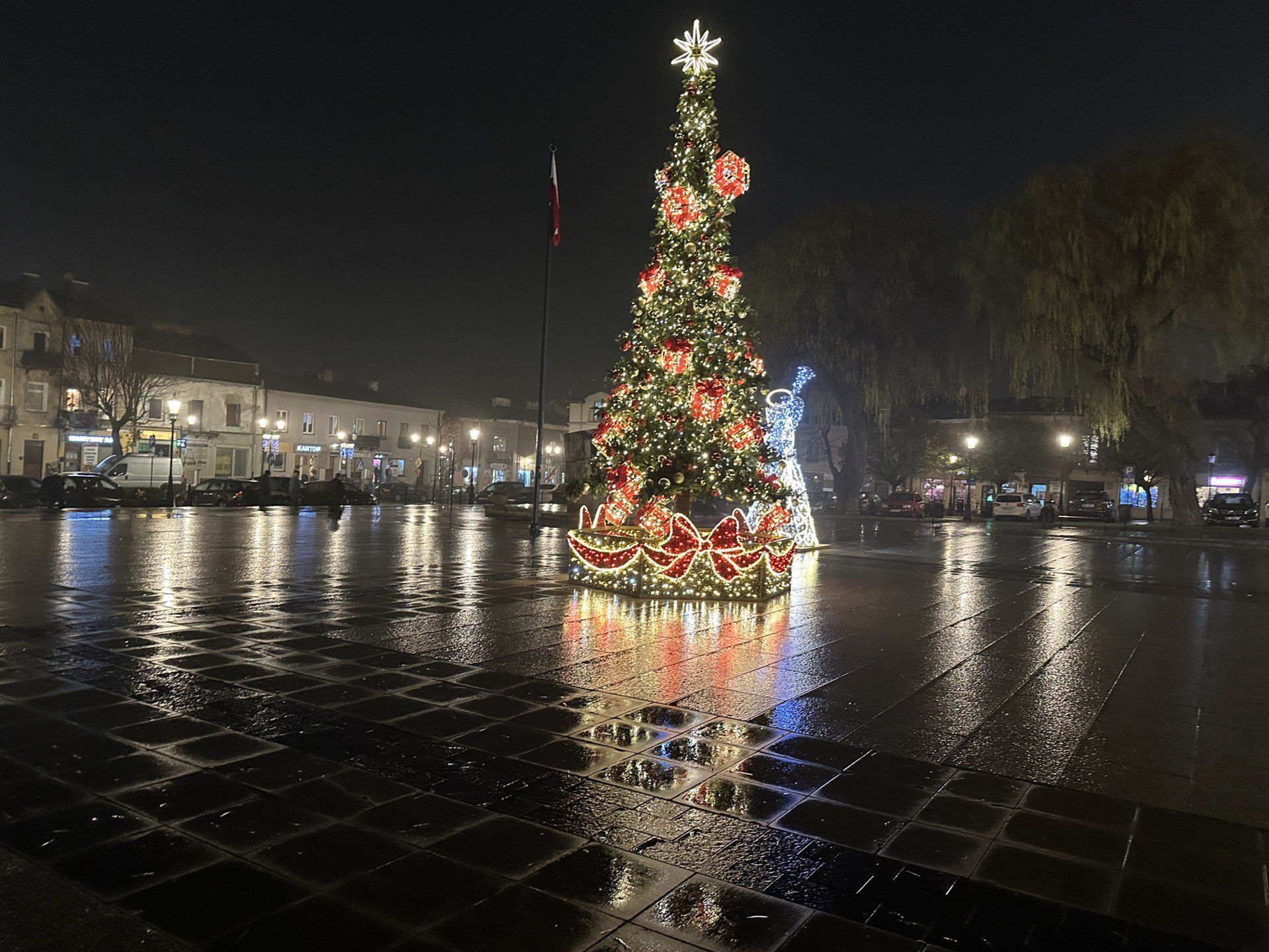 Choinka na grójeckim rynku. Więcej na kolejnych zdjęciach 