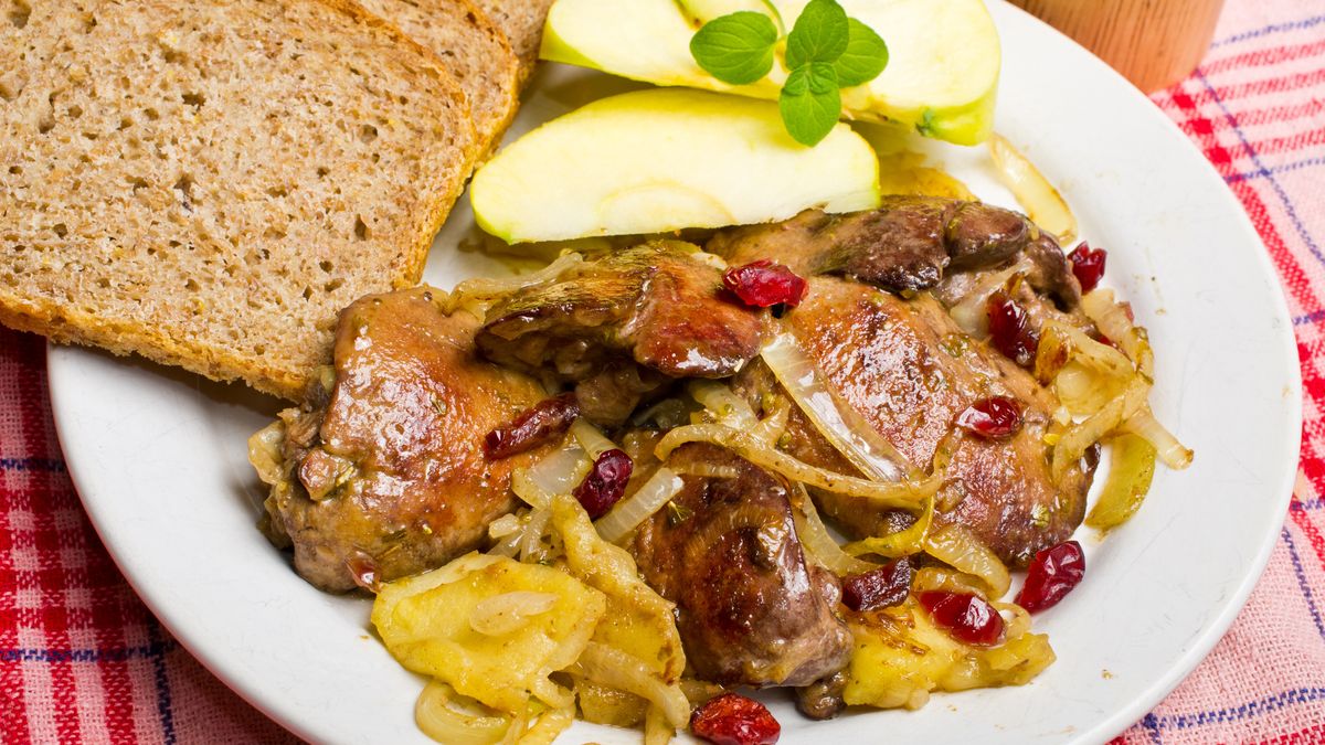 Wątróbka z dodatkiem cebuli, jabłka i żurawiny