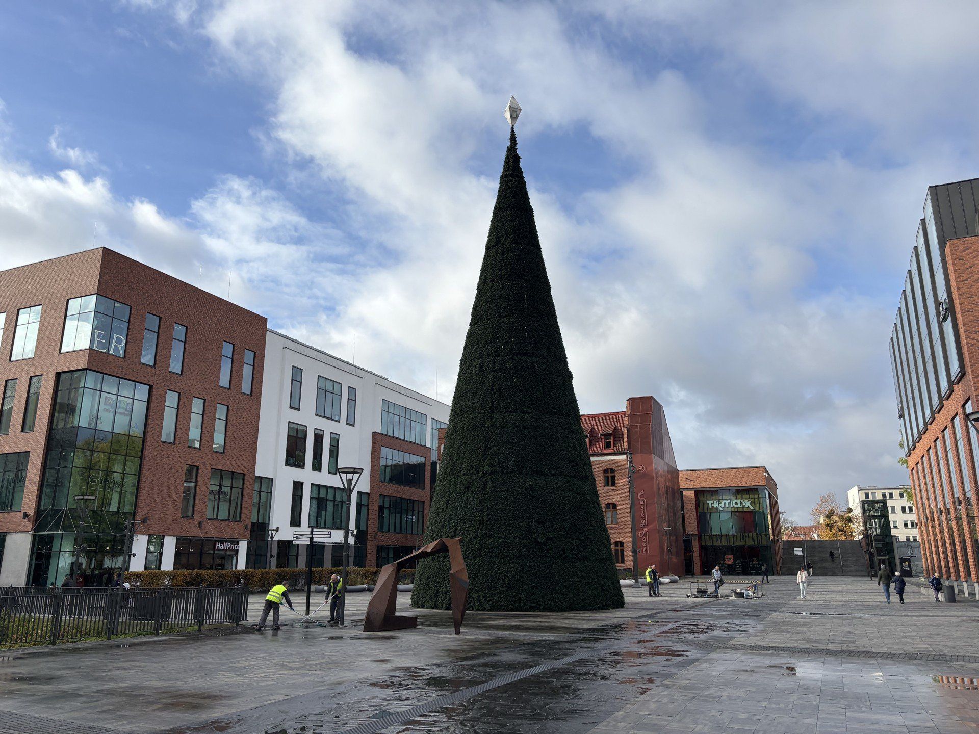 Choinka w październiku przed Forum Gdańsk