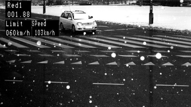 Zdjęcie z fotoradaru (fot. strazmiejska.waw.pl)