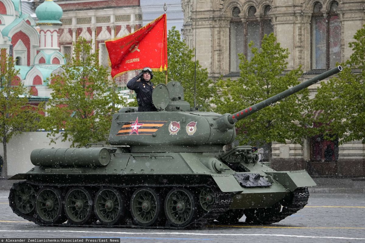 Czołg T-34 na paradzie z okazji Dnia Zwycięstwa