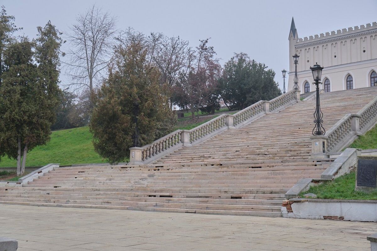 Uszkodzone schody do Zamku po usunięciu obrazu