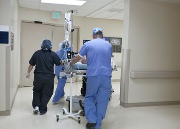 Lekarka przeżyła ciężki wypadek. Po czterech miesiącach znów operuje