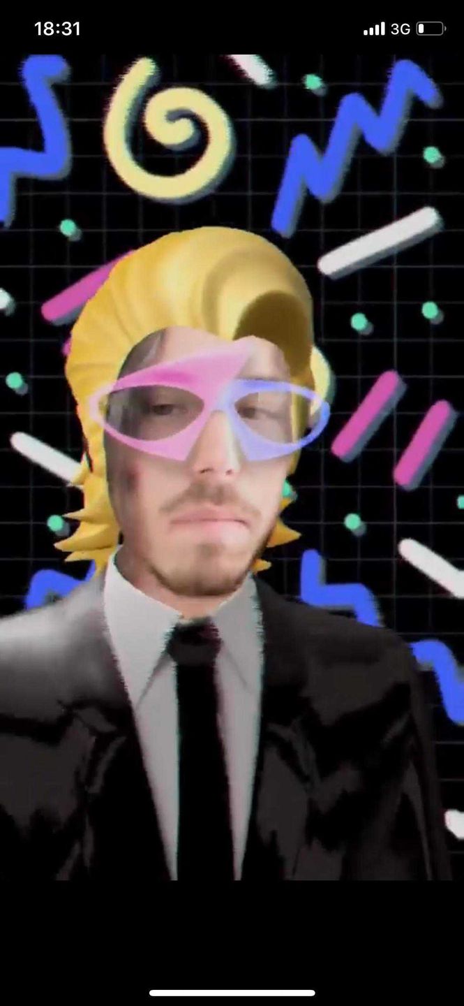 Michał Szpak w blond włosach jak Johnny Bravo