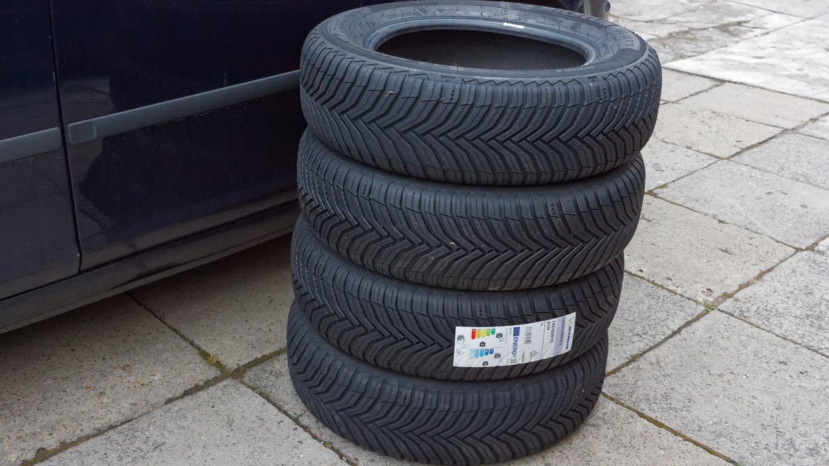 Zimowe opony warto zmienić na nowy komplet już wtedy, gdy bieżnik stopnieje do 3-3,5 mm, choć polskie przepisy pozwalają jeździć do 1,6 mm