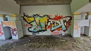 Seryjny graficiarz w rękach policjantów z Jeleniej Góry. Swoimi malowidłami zniszczył 36 różnych obiektów w mieście